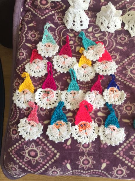  - Haine și jucării lucrate manual