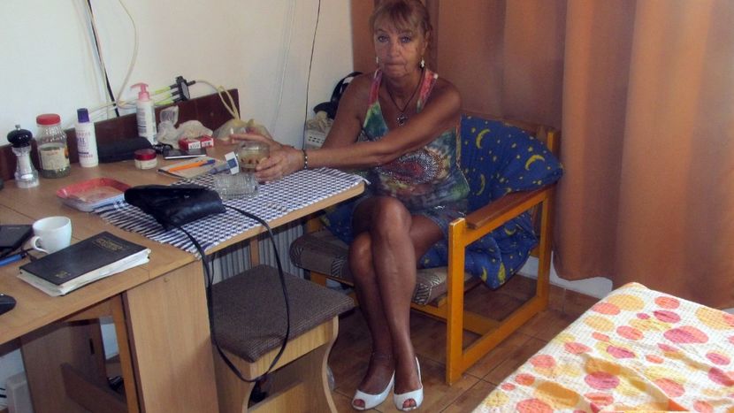 Ana acasa, la o cafea si o tigara - 2017 V1