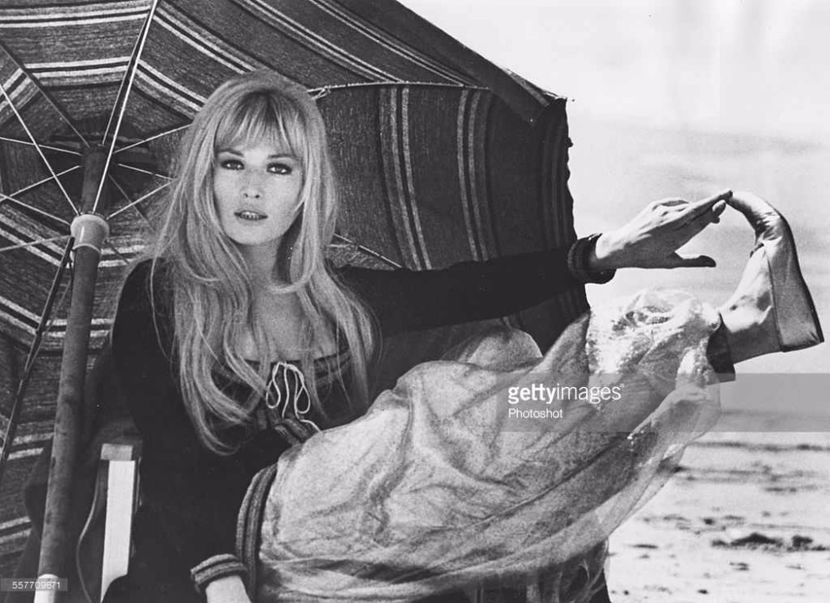 actress-monica-vitti-relaxing-under-a-parasol-as-she-film-scenes-for-picture-id557709671 - CELE MAI FRUMOASE FEMEI DIN LUME CA VEDETE
