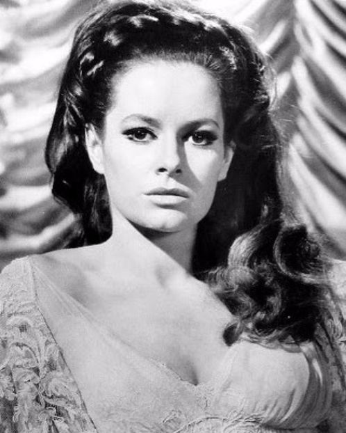luciana-paluzzi-11 - CELE MAI DRAGUTE FEMEI DIN LUME CA VEDETE
