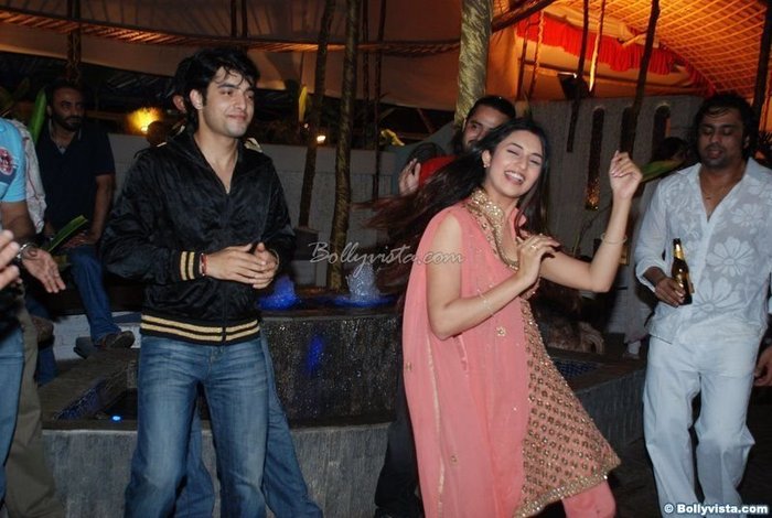 ATgAAAC0M4GAl03jc80_oC3uPwjzsUrRAgJbid7_lm5lYaq6GEvm_7rzhPW2m0k0oLJ2tkvFfuOCcaGP2d3qnZTpagfFAJtU9VAB - Divyanka Tripathi si  Sharad Malhotra