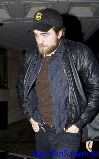 Robert Pattinson - Robert Pattinson cu barba