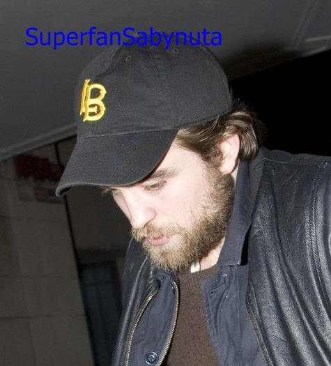 Robert Pattinson - Robert Pattinson cu barba