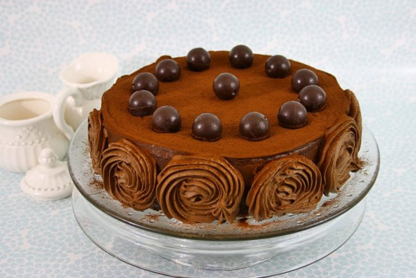 656x440_tort-cu-nuca-si-ciocolata-281769 - Tort delicios cu nuca si ciocolata
