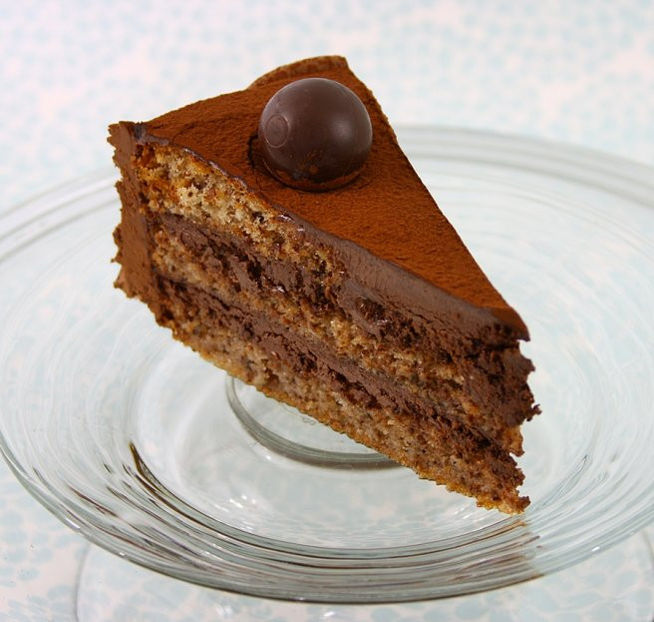 656x623_tort-cu-nuca-si-ciocolata-281768 - Tort delicios cu nuca si ciocolata