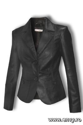 jacheta piele- 2 poze rare Ashley Tisdale