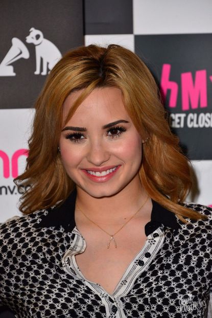  - DEMI LOVATO LA HMV OXFORD CIRCUS