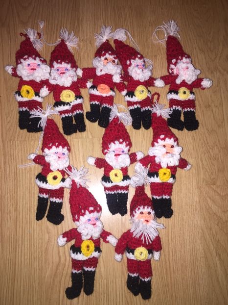 B72D587B-1859-413F-A88A-951D22606E38 - Haine și jucării lucrate manual