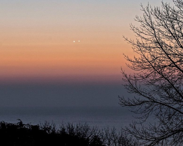 Venus si Jupiter, conjunctie in Scorpion - Luna - Soarele si norii - 1