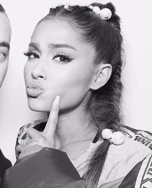 C5NzhigXUAI_3wl - ariana - an - 2