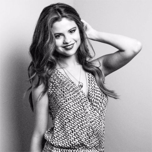 417c01baa25d41c8d5df0f6f7f9e0c87--brown-hair-with-highlights-selena-gomez-hot - selena2