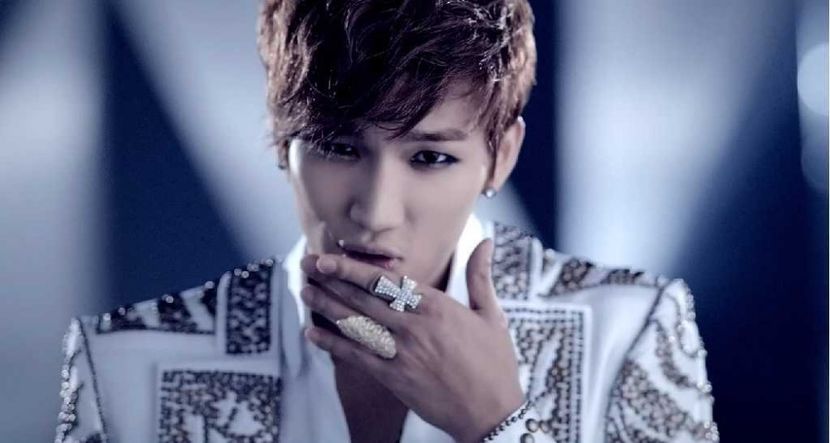 (iese din cameră şi o vede) Rose, te-ai trezit în sfârşit! - The Vampires Ep 040