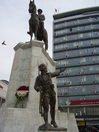 Statuia lui Ataturk; Simbol al orasului Ankara
