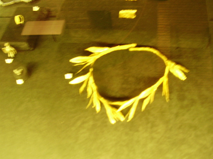 Coroana; Coroana de aur in forma de frunza de maslin
