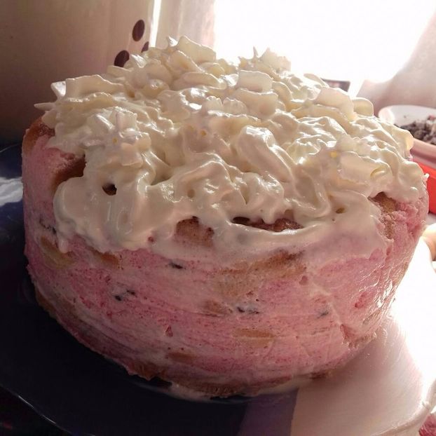 Tort cu cremă de căpșuni, clementine și stafide - Retete 1