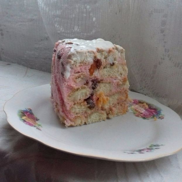 Tort cu cremă de căpșuni, clementine și stafide  (felie) - Retete 1