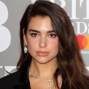 alinaioana - ALEGE DOUA POZE LIBERE CU DUA LIPA SI EU ITI PUN NUMELE TAU DE CONT LA ELE