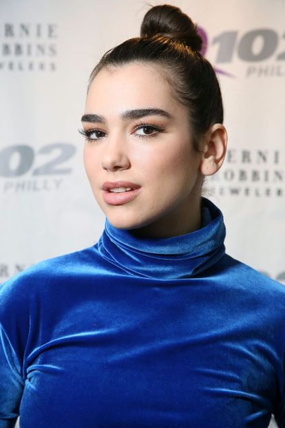 43 - ALEGE DOUA POZE LIBERE CU DUA LIPA SI EU ITI PUN NUMELE TAU DE CONT LA ELE