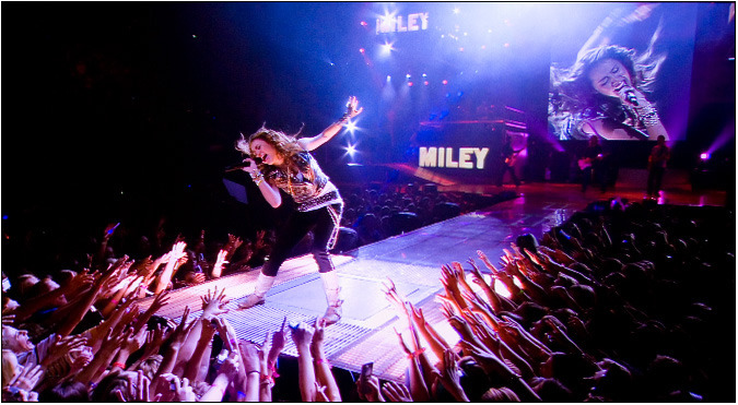 HF7Y6097_hannah_montana_and_miley_cyrus_concert_blu-ray - 000-HM si MC