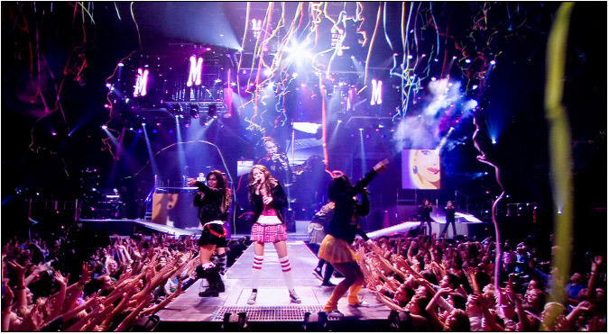 HF7Y6109_hannah_montana_and_miley_cyrus_concert_blu-ray - 000-HM si MC