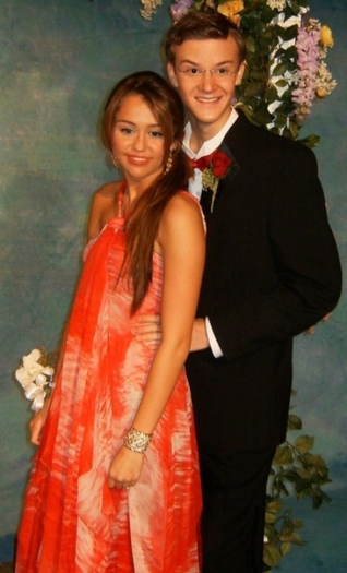 miley-boyfriend-nate-2