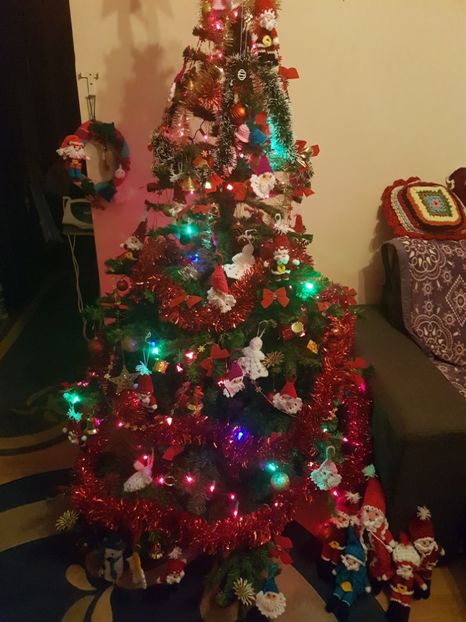  - Haine și jucării lucrate manual