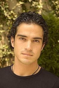 ALFONSO HERRERA - PONCHO - VEDETE CARE SEAMANA FOARTE BINE APROAPE IDENTIC PART ONE