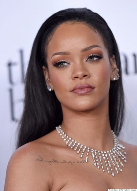 RIHANNA - VEDETE CARE SEAMANA FOARTE BINE APROAPE IDENTIC PART ONE