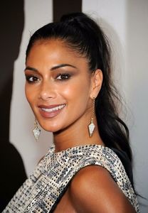 NICOLE SCHERZINGER - VEDETE CARE SEAMANA FOARTE BINE APROAPE IDENTIC PART ONE