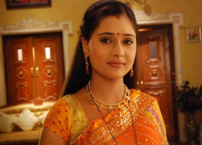 SARA KHAN - VEDETE CARE SEAMANA FOARTE BINE APROAPE IDENTIC PART ONE