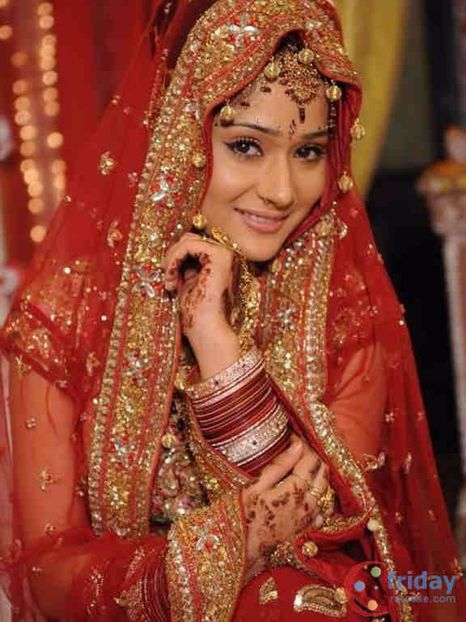 SARA KHAN - VEDETE CARE SEAMANA FOARTE BINE APROAPE IDENTIC PART ONE