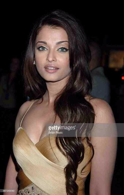 AISHWARYA RAI - VEDETE CARE SEAMANA FOARTE BINE APROAPE IDENTIC PART ONE