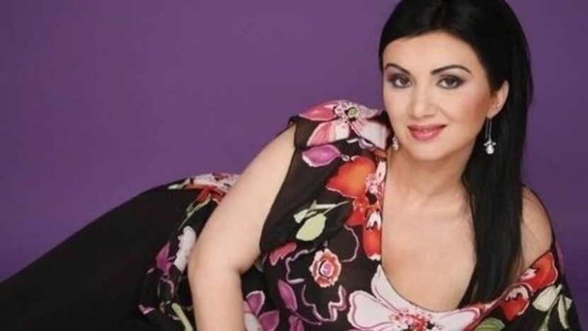 ADRIANA BAHMUTEANU - VEDETE CARE SEAMANA FOARTE BINE APROAPE IDENTIC PART ONE