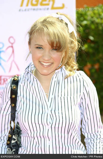 emily-osment-varietys-power-of-youth-event-benefiting-st-jude-childrens-hospital-1mnyTF - emily osment