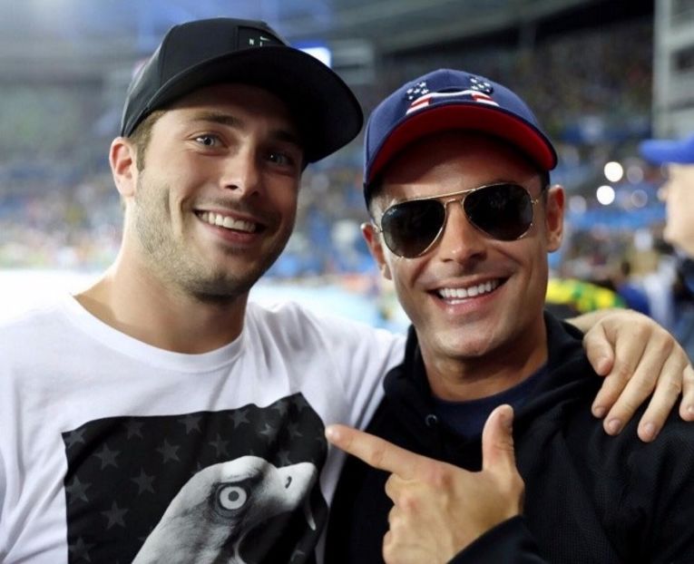 96068e28-15024810-zacefron-1499776658-650-2049ec1c52-1499843320 - DUBLURI ALE VEDETELOR SI OAMENILOR OBISNUITI CARE ARATA LA FEL