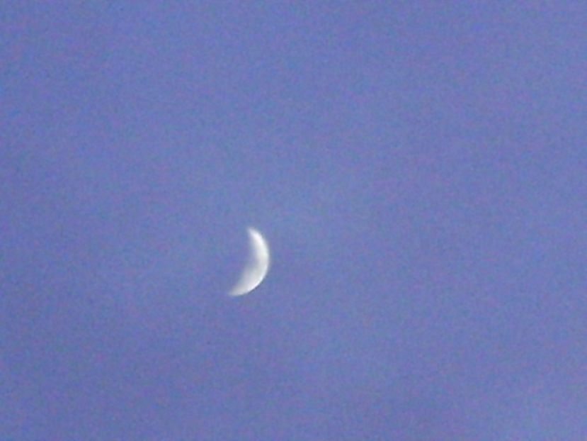 Luna in crestere in Pesti - Luna - Soarele si norii - 1