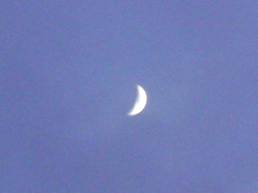 Luna in crestere in Pesti - Luna - Soarele si norii - 1