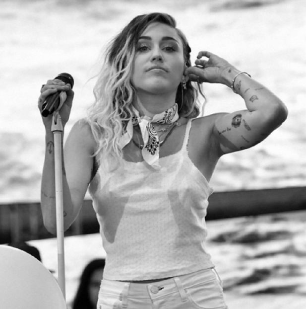 bandicam 2017-12-30 21-34-27-131 - miley2