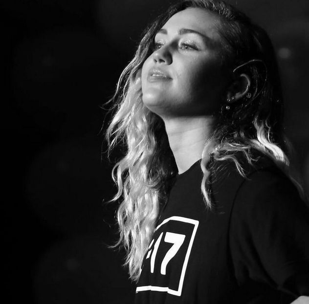 bandicam 2017-12-30 21-35-54-323 - miley2