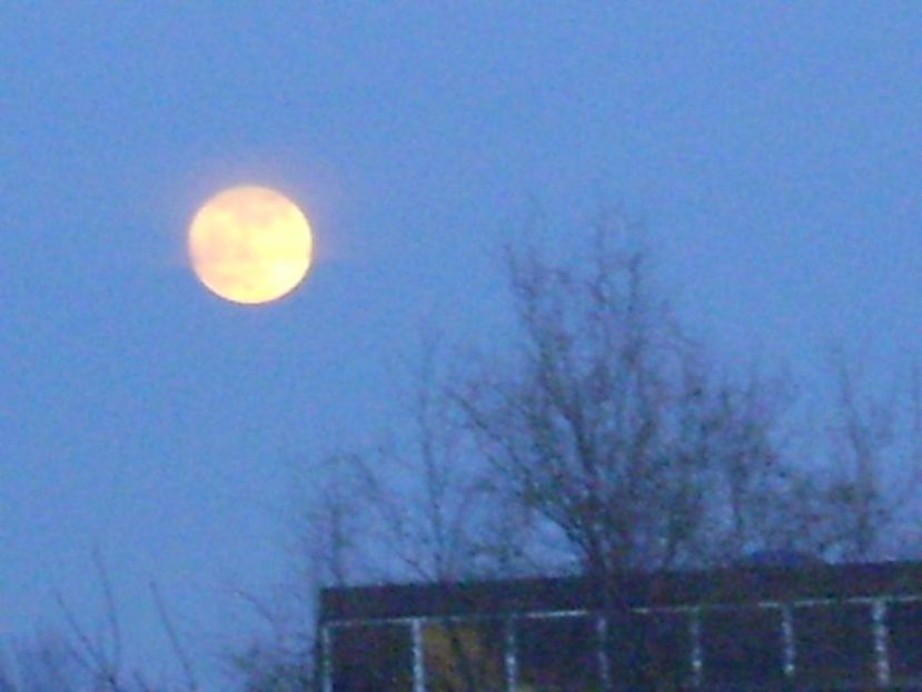 Luna Plina - in Rac (Full Wolf Moon) - Luna - Soarele si norii - 1