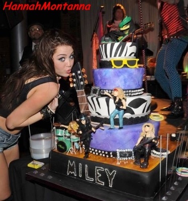miley 1 - Miley la ziua ei 17 ani