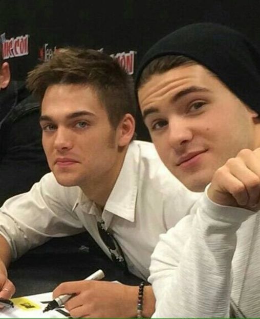 CgEx5BOW8AAI2l0 - I just love books