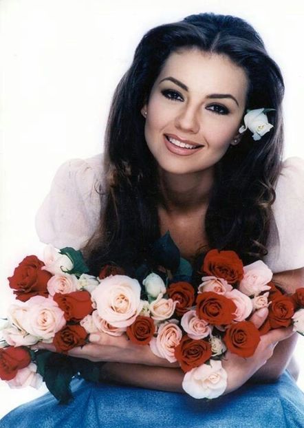 6af392343b3dd7a0034cd62f03f8154d--thalia-telenovelas-mexicanas - Rosalinda