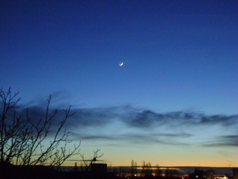 Luna Noua in Varsator - Luna - Soarele si norii - 1