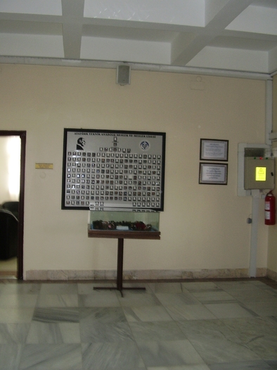 Absolventi; Panou cu pozele absolventilor din ultima promotie.
