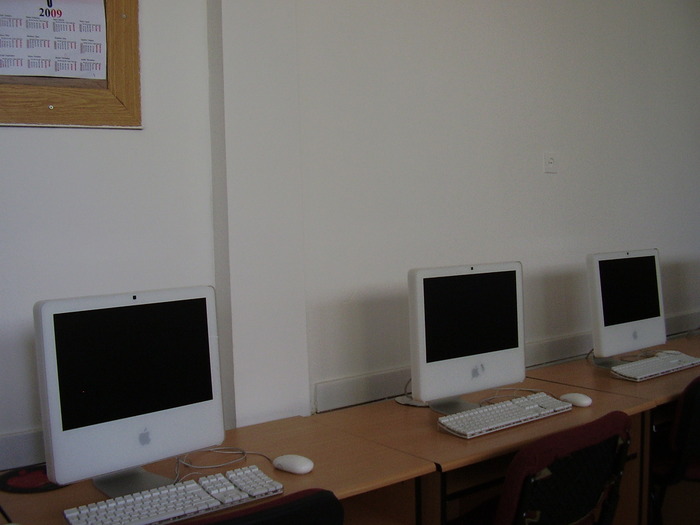 Laboratorul de informatica; Laborator pentru editare grafica.
