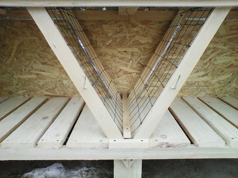 HRANITOR PE MIJLOC - CUSTI PENTRU IEPURI DE VANZARE