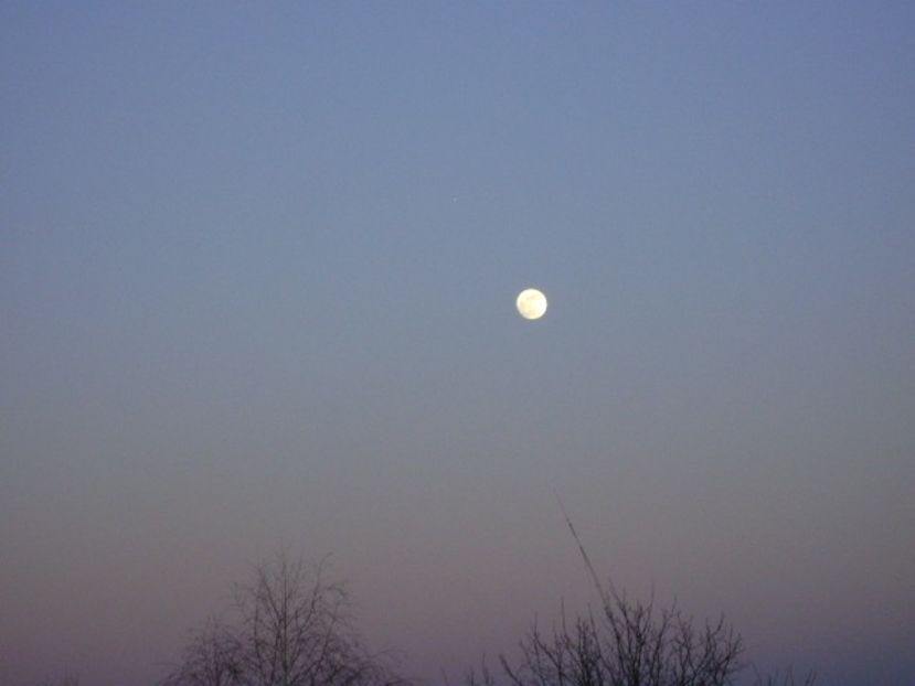 Luna in crestere in Rac - Luna - Soarele si norii - 1