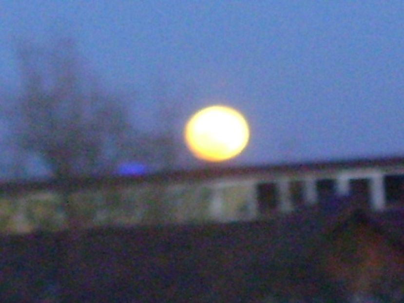 Luna plina in Leu si eclipsa penumbrala - Luna - Soarele si norii - 1