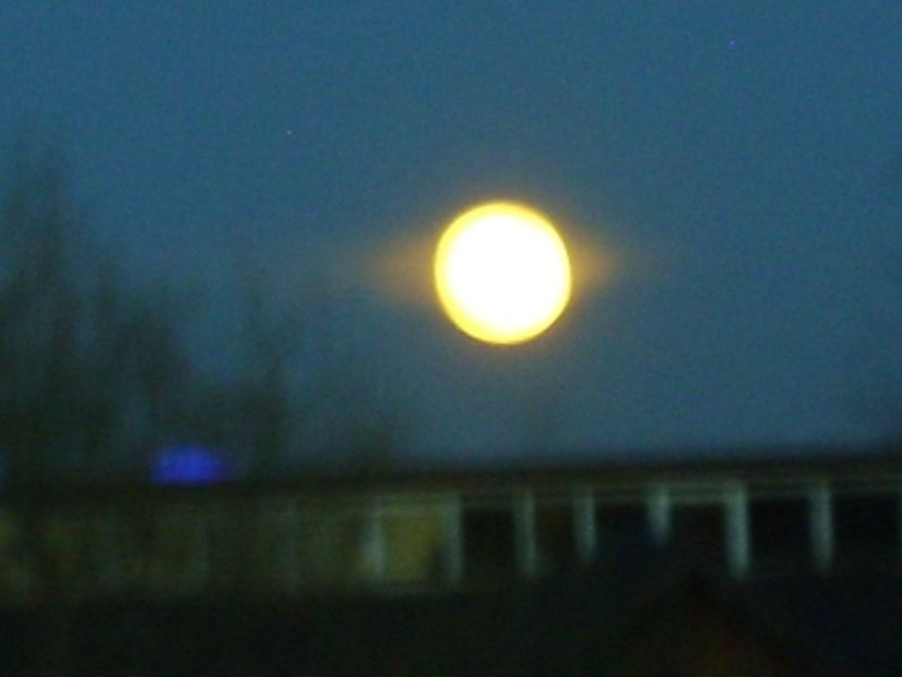 Luna plina in Leu si eclipsa penumbrala - Luna - Soarele si norii - 1